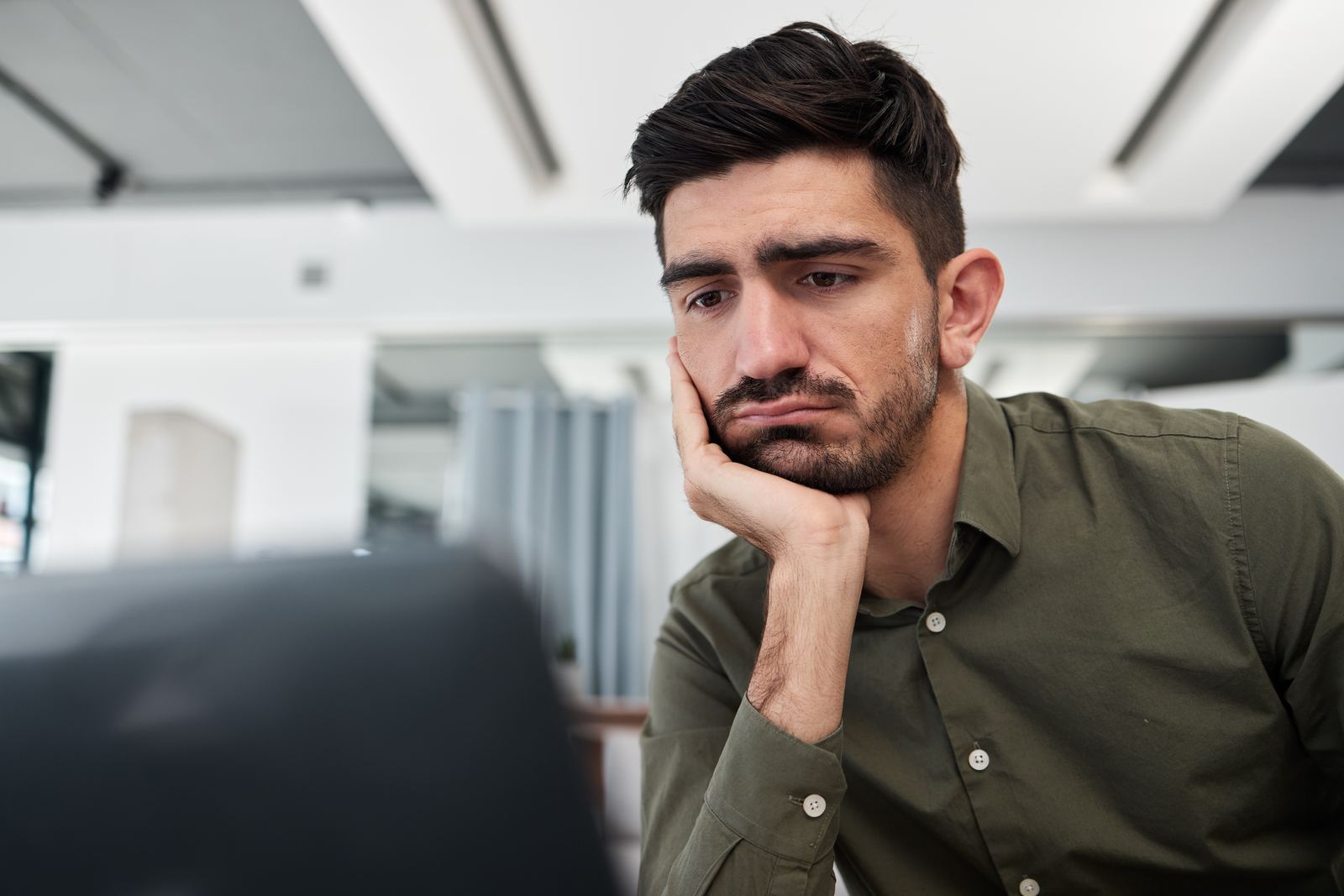 Quer sair da empresa, mas não quer pedir demissão? Entenda a rescisão indireta